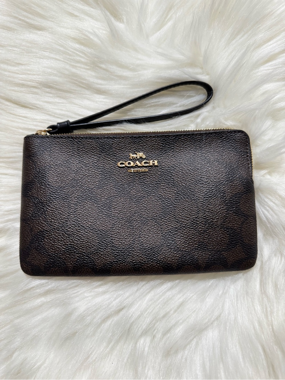 Coach || Large Corner Zip Wristlet